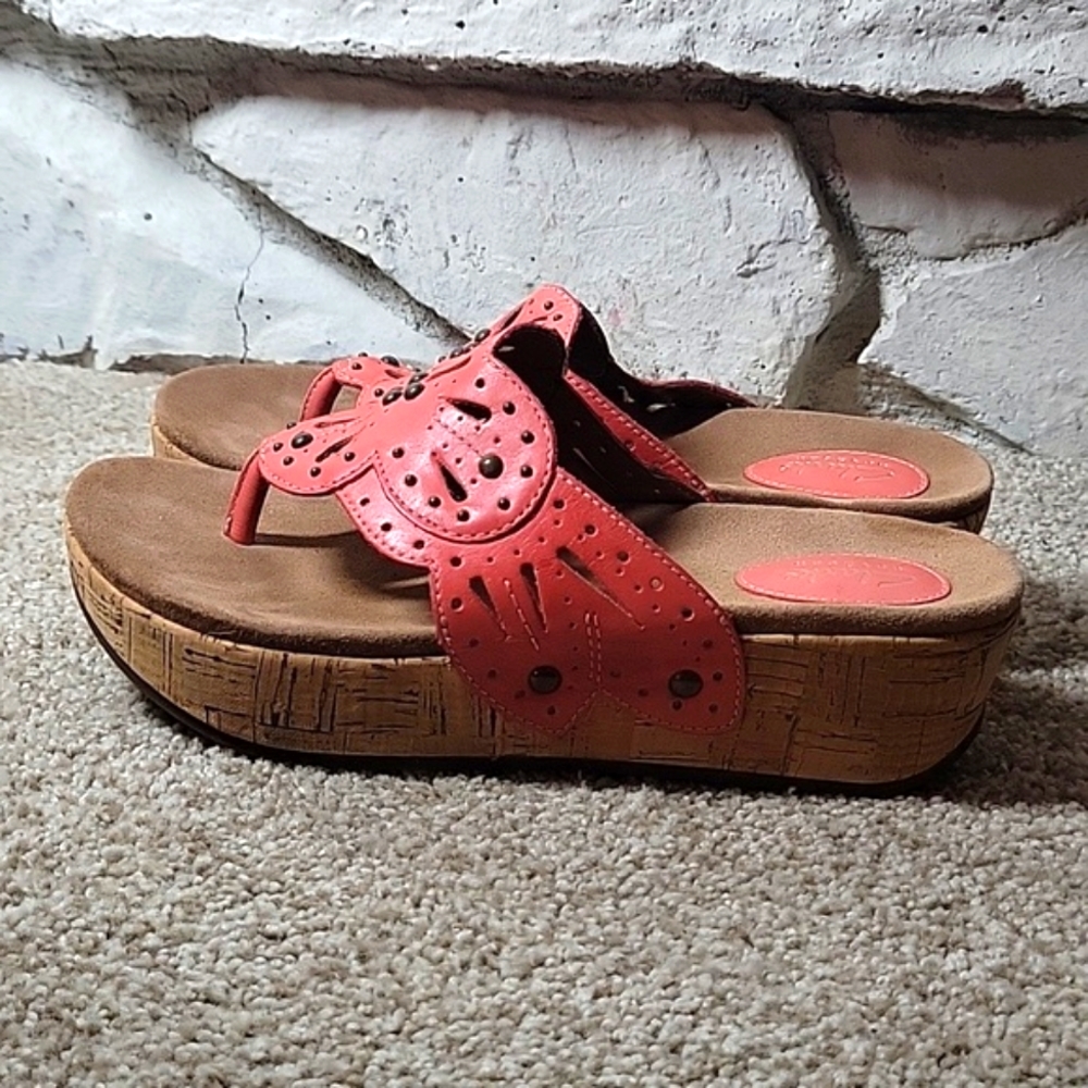 Clark’s Artisan Salmon Pink Womens Wedge Flip Flop Sandals Size 8